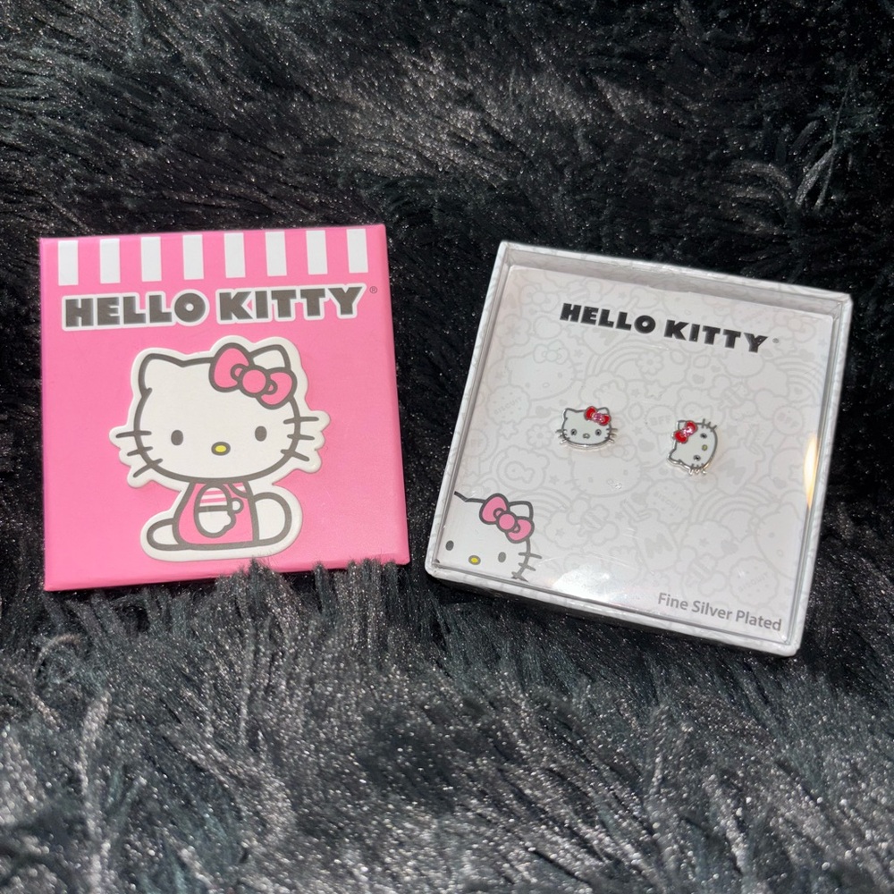 Hello kitty earrings 🩷
